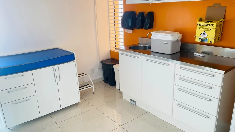 Sala de atendimento da Previmune São Carlos, com maca e bancada