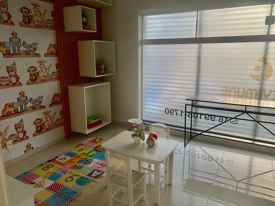 Brinquedoteca da Previmune São Carlos, com mesa infantil, livros e brinquedos